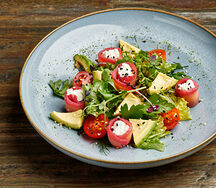 Салат с гравлаксом из кеты, киноа и авокадо