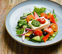 Салат из свежих овощей с сыром фета