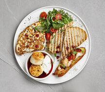 Завтрак с омлетом и сырниками