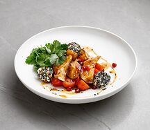 Салат с обжаренными баклажанами, томатами черри и сливочно-творожным сыром