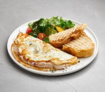 Омлет с салатом из тунца