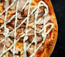 Пицца с бедром на гриле