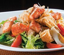 Салат Цезарь с семгой гриль