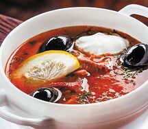 Солянка мясная с деревенской сметаной