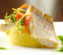 Судак с картофельным пюре и муссом из петрушки