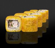 Жареный ролл с креветкой и тартаром из лосося