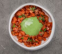 Тартар из кижуча с муссом из авокадо