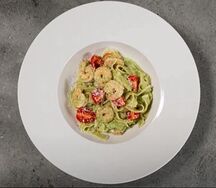 Паста с креветками в соусе песто