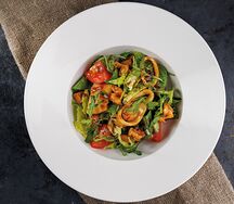 Тёплый салат с морепродуктами