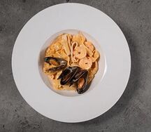 Паста с морепродуктами в соусе биск