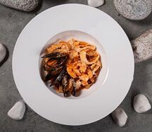 Паста с морепродуктами в томатном соусе