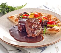 Медальоны из телятины с глазированными овощами