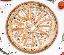 Пицца с лососем большая