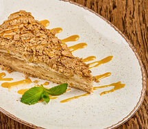 Наполеон с соусом манго-маракуйя