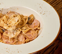 Феттуччине с ветчиной и грибами в сливочно-томатном соусе