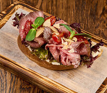 Брускетта с ростбифом и вялеными томатами