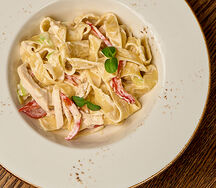 Паппарделле с курицей и овощами в сливочном соусе