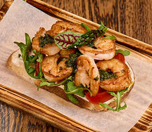 Брускетта с креветками и руколой