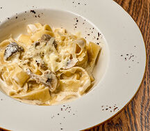 Паппарделле с белыми грибами в сливочном соусе