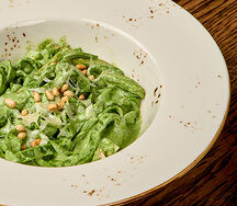 Феттуччине с курицей, шпинатом и кедровым орехом в сливочном соусе