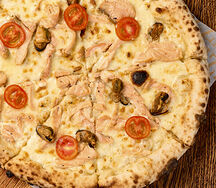 Пицца с лососем и мидиями 