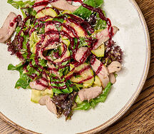 С утиной грудкой и вишнёвым соусом