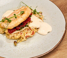 Филе цыпленка с сырным соусом и булгуром 