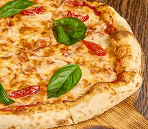 Пицца Маргарита с вялеными томатами