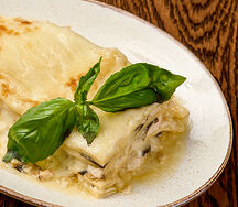 Лазанья с курицей и грибами в соусе бешамель