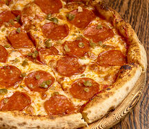 Пицца с пепперони и перцем халапеньо