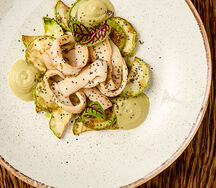 Кальмар терияки с цукини и соусом из горошка