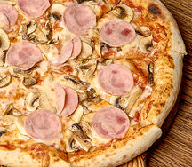 Пицца с ветчиной и грибами