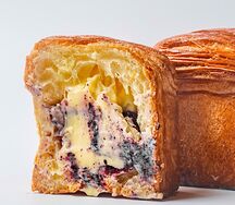 Куб с ванильным кремом и черникой