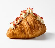 Круассан с клубникой