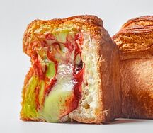 Куб с фисташковым кремом и малиной