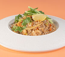 Жареный рис с курицей и креветками