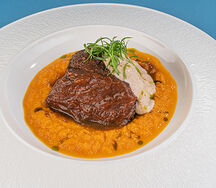 Говяжьи щечки под соусом сливочный краб