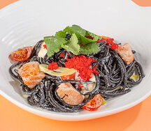 Черная паста с лососем