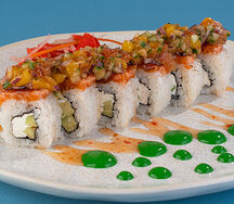 Ролл с лососем и соусом сальса