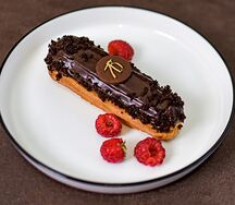 Эклер шоколадный 