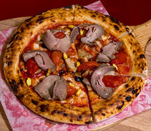 Пицца с ростбифом, белыми грибами и фисташкой