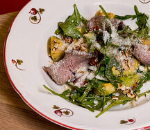 Салат с ростбифом, авокадо и вялеными томатами