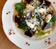 Салат с маринованной свеклой, творожным сыром и орехом