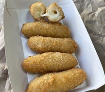 Три сырные палочки