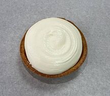 Тарталетка с банановым суфле и манго