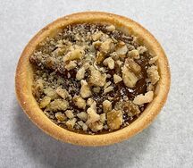 Тарталетка со сгущенным вареным молоком и грецким орехом