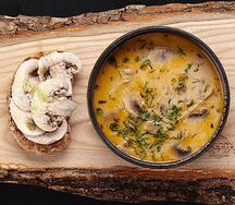 Грибной суп и брускетта с мраморной телятиной