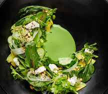 Зеленый салат с кремом из базилика и соленым сыром