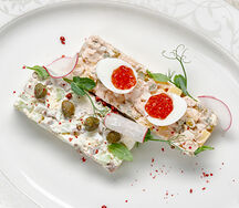 Оливье с телячьим языком и копченой куриной грудкой