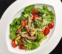 Салат с телячьей вырезкой и соей